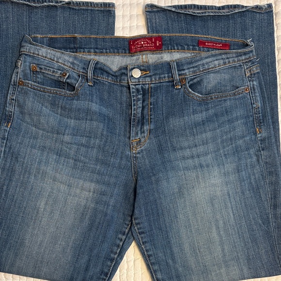Lucky Brand Denim - Lucky Brand Sweet N Low Medium Wash Denim Jeans
Size 14/32 Ankle length